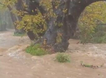 Ποτάμια έγιναν οι δρόμοι από τις έντονες βροχοπτώσεις