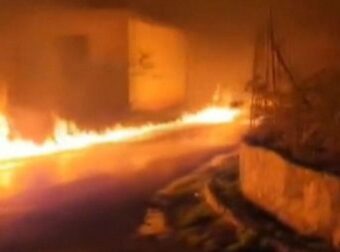 Μεγάλη φωτιά σε πασίγνωστη πόλη: Πύρινο «ποτάμι» από διαρροή πετρελαίου σε αποθήκη