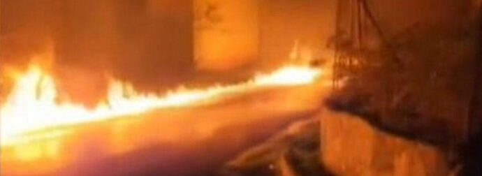 Μεγάλη φωτιά σε πασίγνωστη πόλη: Πύρινο «ποτάμι» από διαρροή πετρελαίου σε αποθήκη