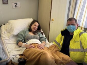 Τέτοιους αστυνομικούς θέλουμε: Αστυνομικός μετέφερε στο νοσοκομείο ετοιμόγεννη που ήταν εγκλωβισμένη στην κακοκαιρία