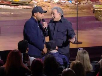 Μια μοναδική στιγμή βίωσαν οι τηλεθεατές και όσοι βρέθηκαν στο πλατό παρακολουθώντας το αποψινό Αλ Τσαντίρι Νιούζ