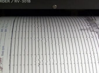 Κάνει τον έναν σεισμό πίσω από τον άλλον: Περίπου 50 μετασεισμοί σε 24 ώρες – Πρωτοφανής αριθμός και συχνότητα – Μεγάλη ανησυχία