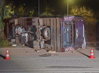 Ανατροπή λεωφορείου με 12 τραυματίες