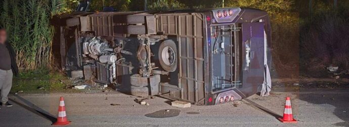 Ανατροπή λεωφορείου με 12 τραυματίες