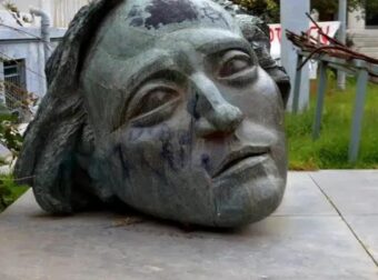 Ποιο πρόσωπο απεικονίζεται στην εμβληματική κεφαλή του Πολυτεχνείου