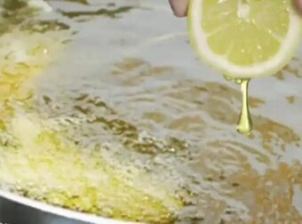 Γιατί πρέπει να στύβετε ένα λεμόνι πριν το τηγάνισμα;