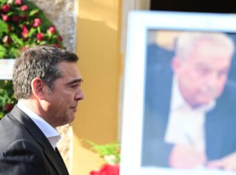 «Κατέppευσε» ο Αλέξης Τσίπρας στην κηδεία Αλέκου Φλαμπουράρη – Φωτoγραφίες