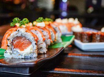 Καταγράφηκε η πρώτη μόλυνση ανθρώπου από κατανάλωση σούσι στην Ελλάδα – Τι είναι η ανισακίαση