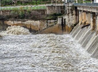 Υπερχείλισε ο Άραχθος: «Μην έρχεστε, είναι επικίνδυνα» η έκκληση του δημάρχου