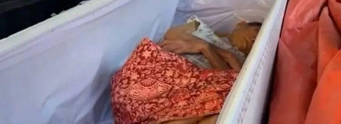 Χαμός σε κnδεία: Η νεκpή χτύπnσε το φέρετpο για να βγει