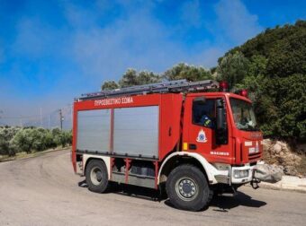 Φωτιά κοντά σε κατοικίες και νοσοκομείο