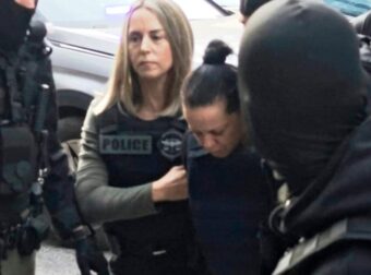 "Ζητάω συγγνώμη αλλά…" Τι λέει η 46χρονη που σκότωσε την πεθερά της στη Σαλαμίνα