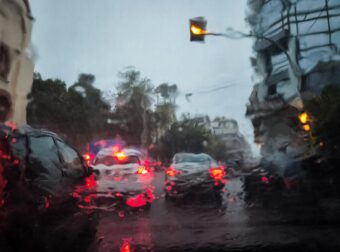 Πλημμύρισαν οι δρόμοι στην Αθήνα – «Κόλλησαν» τα αυτοκίνητα στην κίνηση