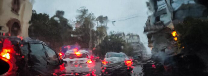 Πλημμύρισαν οι δρόμοι στην Αθήνα – «Κόλλησαν» τα αυτοκίνητα στην κίνηση