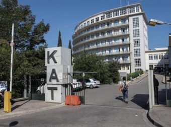 ΚΑΤΕΡΡΕΥΣΕ ΜΠΑΛΚΟΝΙ ΚΑΙ ΠΛΑΚΩΣΕ ΜΗΤΕΡΑ