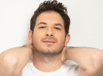 Μόλις το αποκάλυψε πασίγνωστος τραγουδιστής δημόσια: «Είμαι γκέι, ανακουφισμένος, χαρούμενος και περήφανος»