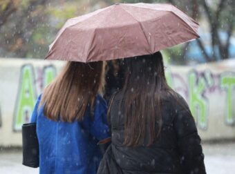 Καιρός: Οι μετεωρολόγοι προειδοποιούν – Δύσκολο 48ωρο με κύματα καταιγίδας, αδιάκοπες βροχές
