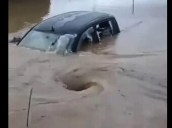 Συγκλονιστικό βίντεο: Χείμαρρος «κατάπιε» ΙΧ – Τρεις άνθρωποι σώθηκαν την τελευταία στιγμή