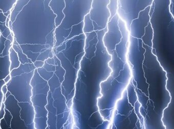 Στο «μάτι» της κακοκαιρίας η Αττική όλο το βράδυ – Οι 5 περιοχές που «πνίγονται» στο νερό με πάνω από 100 χιλιοστά βροχής