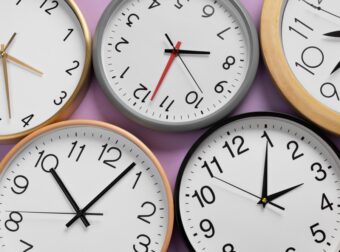 Αλλαγή ώρας 2026: Πότε γυρνάμε τα ρολόγια – Κερδίζουμε ή χάνουμε μια ώρα ύπνου