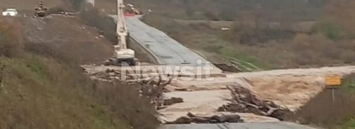 Κακοκαιρία Byron: Υπερχείλισε ο Ενιπέας στη Λάρισα – Μήνυμα του 112 για απομάκρυνση των κατοίκων προς τα Φάρσαλα