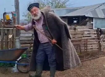 Κατέρρευσε ο κτηνοτρόφος που αποχαιρέτησε με δάκρυα τα 450 πρόβατά του, νοσηλεύεται στα Γιαννιτσά με συμπτώματα εγκεφαλικού