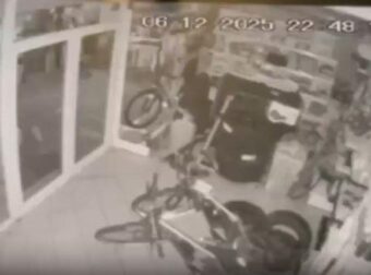 ΣΕΙΣΜΟΣ ΣΤΗΝ ΕΛΛΑΔΑ: ΤΑ ΡΙΧΤΕΡ ΤΑΡΑΚΟΥΝΗΣΑΝ ΜΙΑ ΟΛΟΚΛΗΡΗ ΠΟΛΗ – ΠΑΝΙΚΟΒΛΗΤΟΙ ΟΙ ΚΑΤΟΙΚΟΙ – ΒΙΝΤΕΟ ΑΠΟ ΤΗΝ ΣΤΙΓΜΗ ΠΟΥ ΧΤΥΠΑ Ο ΕΓΚΕΛΑΔΟΣ