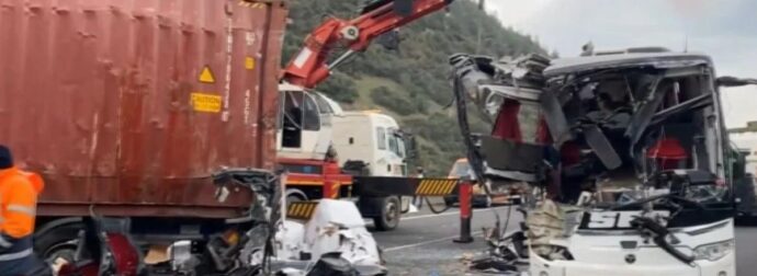 ΤΡΑΓΩΔΙΑ ΜΕ ΛΕΩΦΟΡΕΙΟ: ΕΧΟΥΜΕ ΕΠΤΑ ΝΕΚΡΟΥΣ