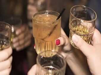 Προσοχή: Πασίγνωστο ποτό στην Ελλάδα περιέχει σπασμένα γυαλιά