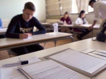 Δούλευε καθαριστής για να πληρώνει τα ιδιαίτερα – Σάρωσε στις Πανελλήνιες με 19.340 μόρια