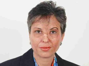 Καλλιόπη Αθανασιάδη: Επιβίωσε από φριχτό ατύχημα, έγινε κορυφαία χειρουργός και μάχεται για τα δικαιώματα των γυναικών