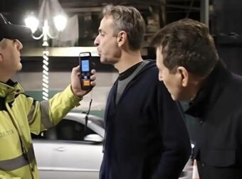 Χαμός με την φωτογραφία του Μητσοτάκη – Γιατί έκανε αλκοτέστ πεζός;