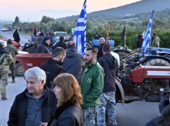 Οι αγρότες σε αναβρασμό: Πού κλείνουν τα τελωνεία – Άνοιξαν τις μπάρες στα διόδια Τραγάνας