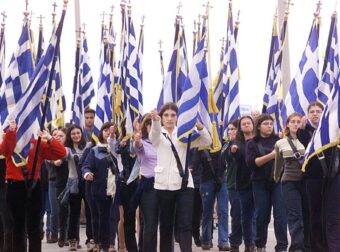 Σαν σήμερα, 22 Δεκεμβρίου 1978: Δια νόμου επιβάλλεται η χρήση μιας και μοναδικής ελληνικής σημαίας, αυτή της θαλάσσης, με 9 ρίγες