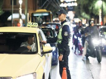 Αττική: Οδηγός «παράτησε» Lamborghini σε στάση λεωφορείου για να γλιτώσει το μπλόκο της Τροχαίας