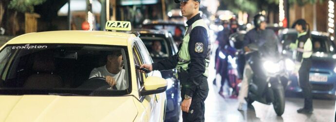 Αττική: Οδηγός «παράτησε» Lamborghini σε στάση λεωφορείου για να γλιτώσει το μπλόκο της Τροχαίας