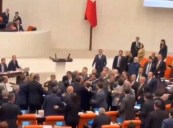 ΕΚΤΑΚΤΟ ΤΩΡΑ: ΣΥΜΠΛΟΚΗ ΣΤΟ ΚΟΙΝΟΒΟΥΛΙΟ – ΒΟΥΛΕΥΤΕΣ ΠΙΑΣΤΗΚΑΝ ΣΤΑ ΧΕΡΙΑ (βίντεο)