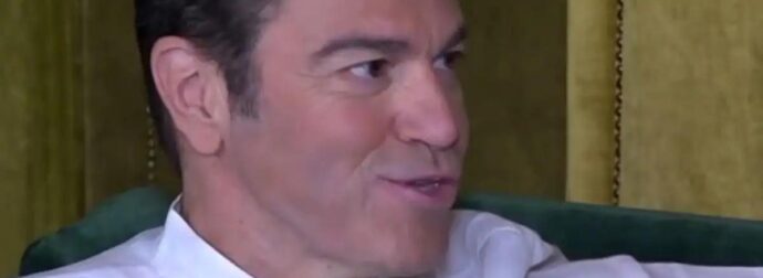 Πασίγνωστος τραγουδιστής αποκαλύπτει: «Η θεία μου με υιοθέτησε όταν ήμουν 4,5 ετών, το πρώτο διάστημα δε μπορούσα ούτε να μιλήσω»