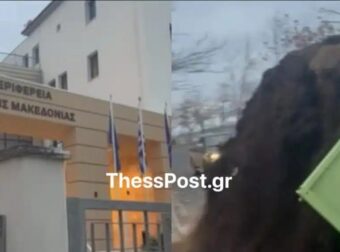 Οι αγρότες έριξαν 4 τόνους κοπριά έξω από την Περιφέρεια Δυτικής Μακεδονίας