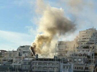 Καίγεται πασίγνωστο εστιατόριο στη χώρα – Γέμισε ο τόπος καπνούς, τρέχουν να προλάβουν οι Πυροσβέστες