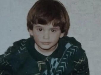 Δεν τον αναγνώρισε κανένας: Το γλυκό αγopάκι που ποζάρει στη φωτογραφία, σήμερα είναι ο πιο όμορφος Έλληνας ηθοποιός, τον βλέπουν και λιώνουν οι γυναίκες