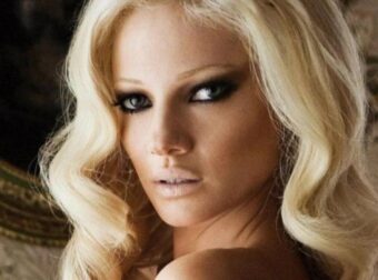 Αγνώριστη η Τζούλια Αλεξανδράτου: Με ροζ μαλλί στο πανάκριβο αυτοκίνητο της (ΦΩΤΟ)