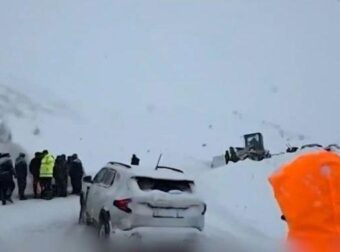 Πρωτοχρονιάτικη τραγωδία: Τουλάχιστον 3 νεκροί από χιονοστιβάδες – Τρέχουν να προλάβουν τα χειρότερα οι διασώστες