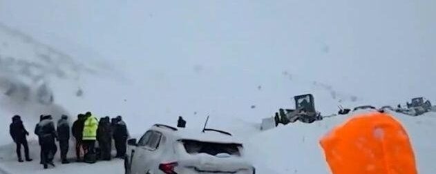 Πρωτοχρονιάτικη τραγωδία: Τουλάχιστον 3 νεκροί από χιονοστιβάδες – Τρέχουν να προλάβουν τα χειρότερα οι διασώστες