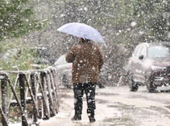 Ντύθηκαν στα ”λευκά” – Χιονίζει στο κέντρο της πόλης