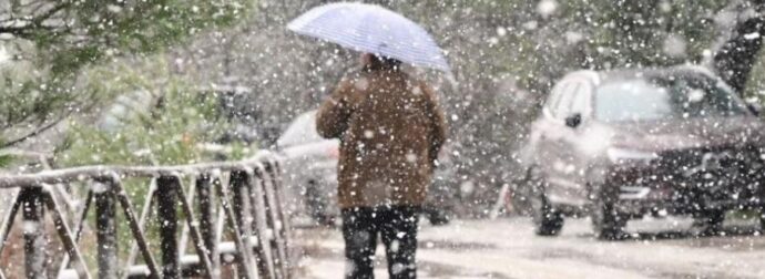 Ντύθηκαν στα ”λευκά” – Χιονίζει στο κέντρο της πόλης