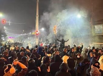 «ΚΟΚΚΙΝΟΣ ΣΥΝΑΓΕΡΜΟΣ! ΚΟΚΚΙΝΟΣ ΣΥΝΑΓΕΡΜΟΣ!»: ΦΛΕΓΕΤΑΙ Η ΧΩΡΑ – ΦΟΒΟΙ ΓΙΑ ΕΚΑΤΟΜΒΗ ΝΕΚΡΩΝ – ΑΝΕΛΑΒΕ Ο ΣΤΡΑΤΟΣ