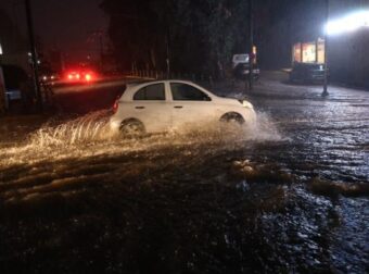 Βυθίστηκαν αυτοκίνητα στη Σπύρου Λούη: Φρεάτια ξεχείλισαν από την έντονη βροχόπτωση
