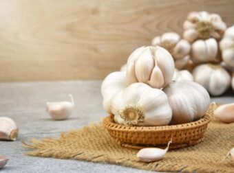 Καύση σκόρδου στο σπίτι: Τι συμβαίνει μετά από 15 λεπτά