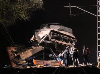 ΕΚΤΑΚΤΟ – Τρένο συγκρούστηκε με γερανοφόρο